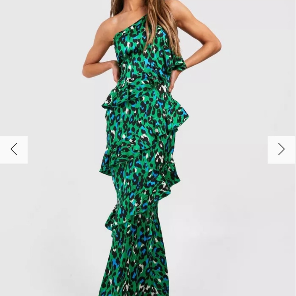 Beautiful long formal dress. Perfect for summer weddings